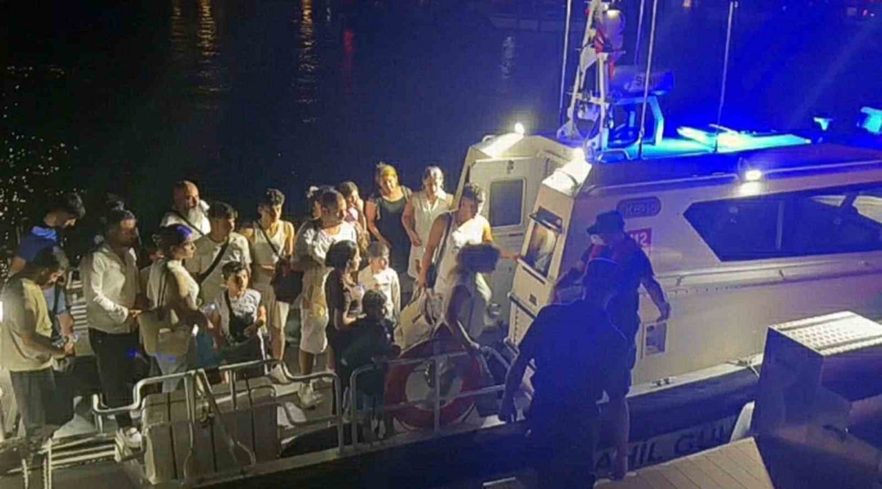 MUĞLA’NIN FETHİYE İLÇESİ AÇIKLARINDA SEYREDEN YELKENLİ TEKNE İÇİNDE 10’U ÇOCUK 25 DÜZENSİZ GÖÇMEN...