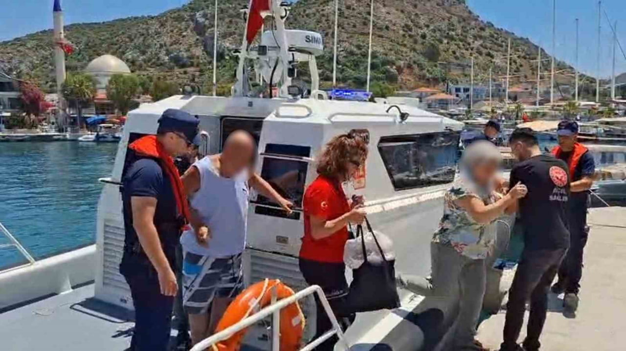 MUĞLA’NIN MARMARİS İLÇESİ AÇIKLARINDA SEYREDEN TEKNEDE RAHATSIZLANAN VATANDAŞ SAHİL GÜVENLİK...