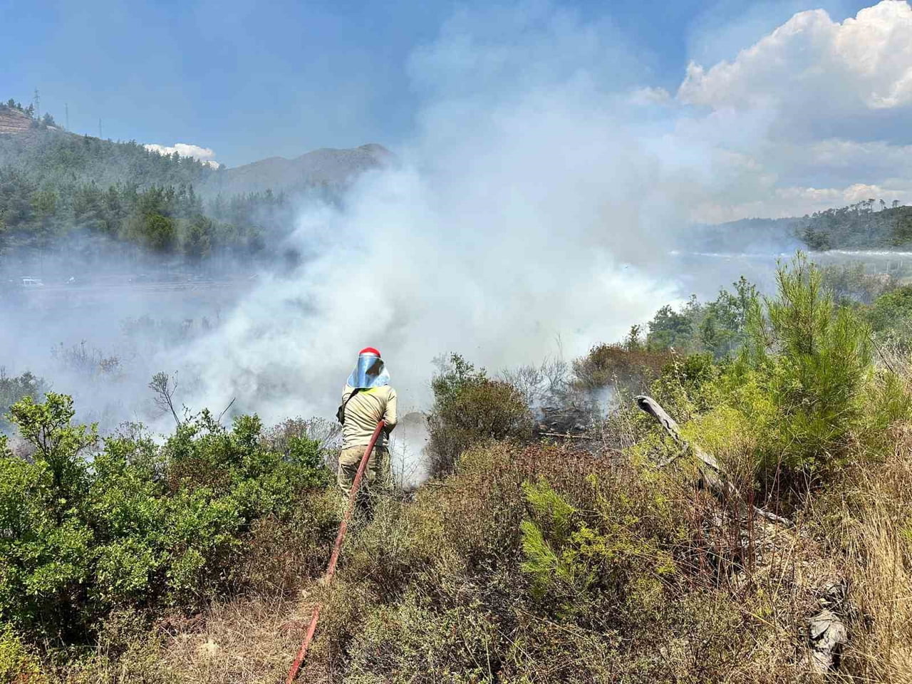MUĞLA’NIN MARMARİS İLÇESİNDE YOL KENARINDA ÇIKAN YANGIN KISA SÜREDE YAYILARAK ORMANLIK ALANA...