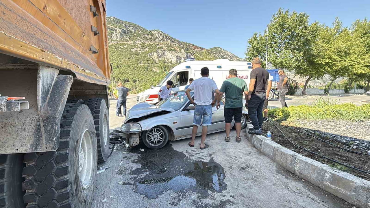 MUĞLA’NIN MENTEŞE İLÇESİNDE KAMYONA ARKADAN ÇARPAN OTOMOBİLİN 22 YAŞINDAKİ SÜRÜCÜSÜ...