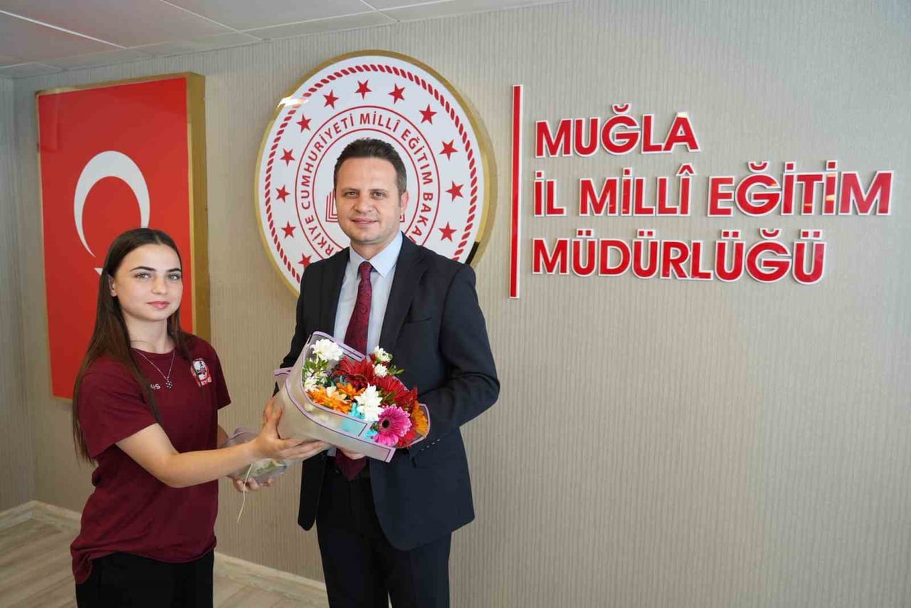 MUĞLA’NIN ŞAMPİYON ÖĞRENCİLERİ İL MİLLÎ EĞİTİM MÜDÜRÜ ÇAY İLE BİR ARAYA GELDİ