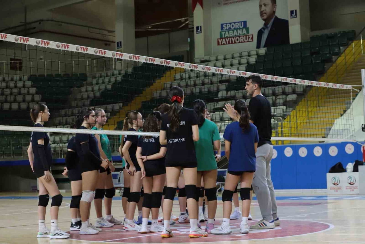 MUĞLA’NIN VOLEYBOL YILDIZLARI ANALİG İÇİN SAHAYA İNDİ