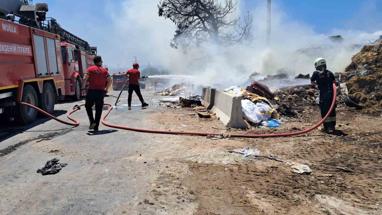 MUĞLA’NIN YATAĞAN İLÇESİNDE ÇÖPLÜK ALANDA BAŞLAYAN YANGIN İTFAİYE VE ORMAN EKİPLERİNİN MÜDAHALESİ...
