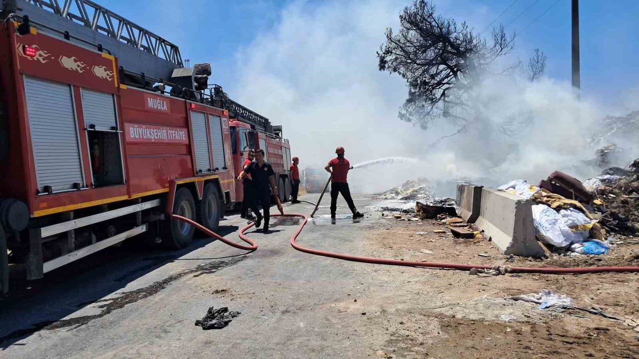 MUĞLA’NIN YATAĞAN İLÇESİNDE ÇÖPLÜK ALANDA BAŞLAYAN YANGIN İTFAİYE VE ORMAN EKİPLERİNİN MÜDAHALESİ...