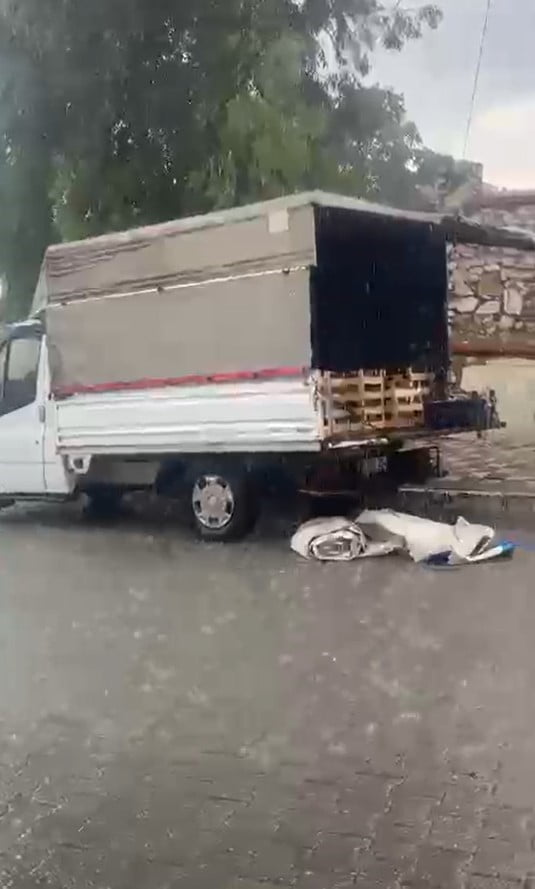 MUĞLA’NIN YATAĞAN İLÇESİNDE ÖĞLE SAATLERİNDE ETKİLİ OLAN SAĞANAK YAĞIŞ, KISA SÜREDE HAYATI OLUMSUZ...