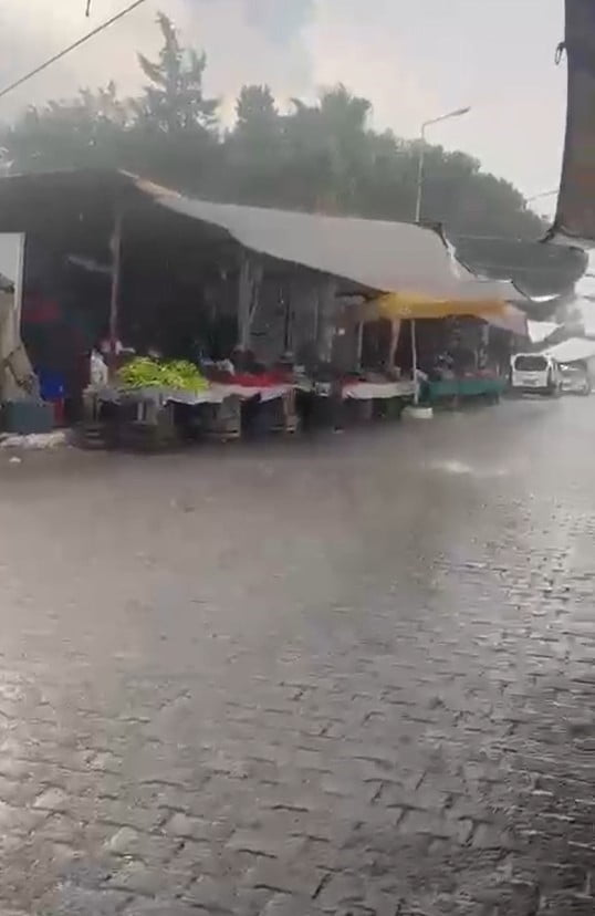 MUĞLA’NIN YATAĞAN İLÇESİNDE ÖĞLE SAATLERİNDE ETKİLİ OLAN SAĞANAK YAĞIŞ, KISA SÜREDE HAYATI OLUMSUZ...