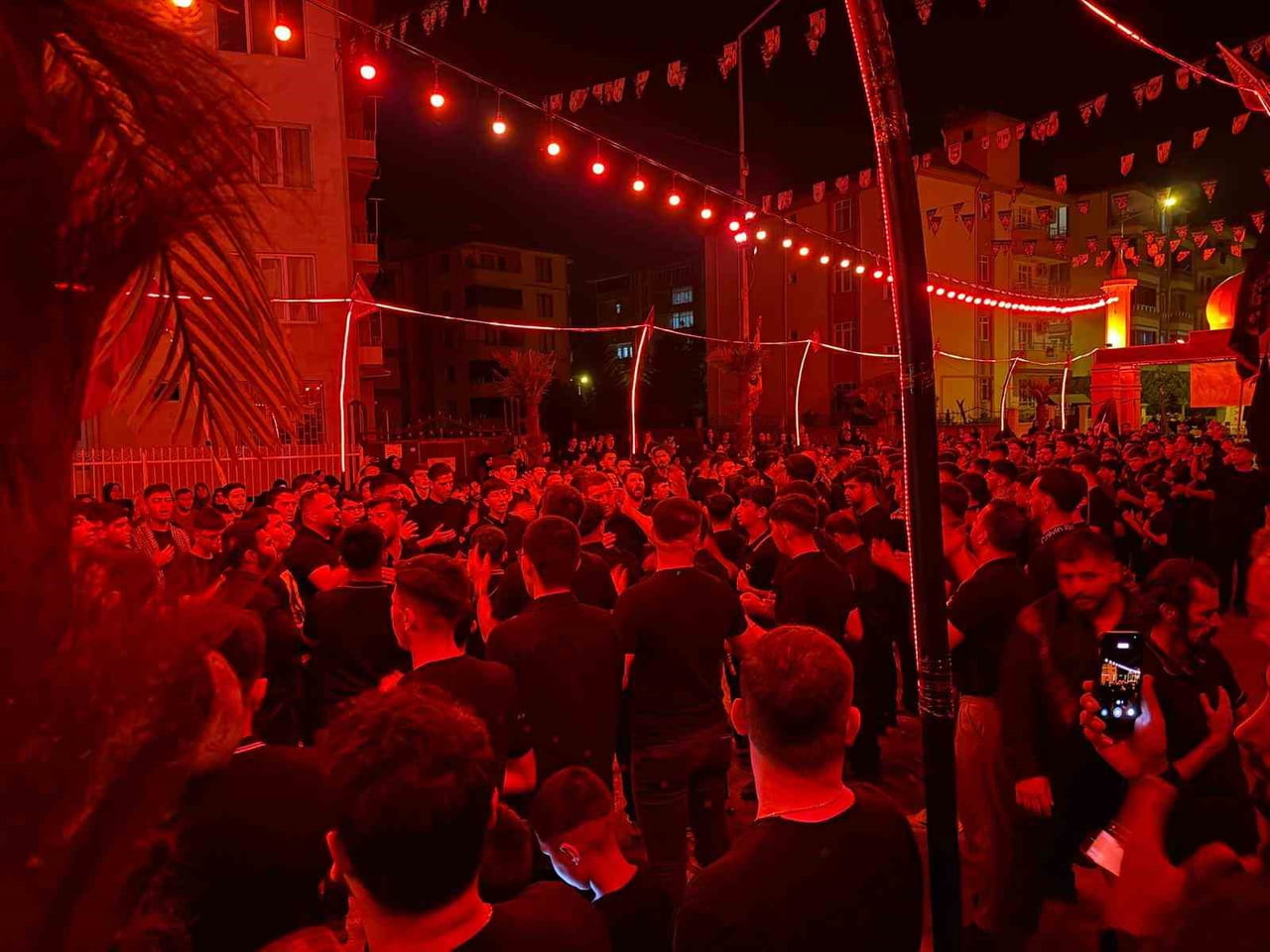 MUHARREM AYININ BAŞLAMASIYLA BİRLİKTE IĞDIR'DA VATANDAŞLAR MEYDANLARDA BİR ARAYA GELEREK MATEM...