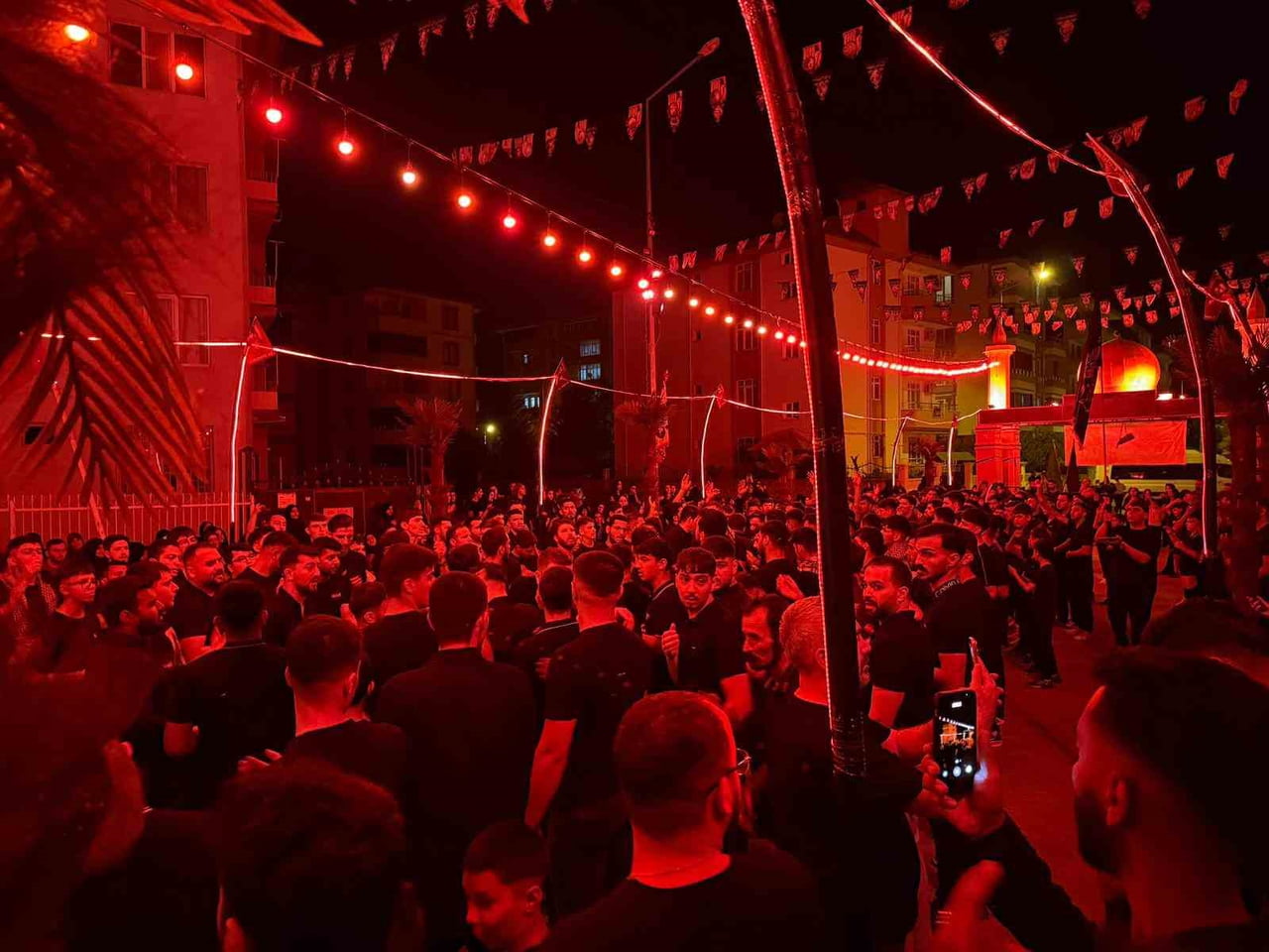 MUHARREM AYININ BAŞLAMASIYLA BİRLİKTE IĞDIR'DA VATANDAŞLAR MEYDANLARDA BİR ARAYA GELEREK MATEM...