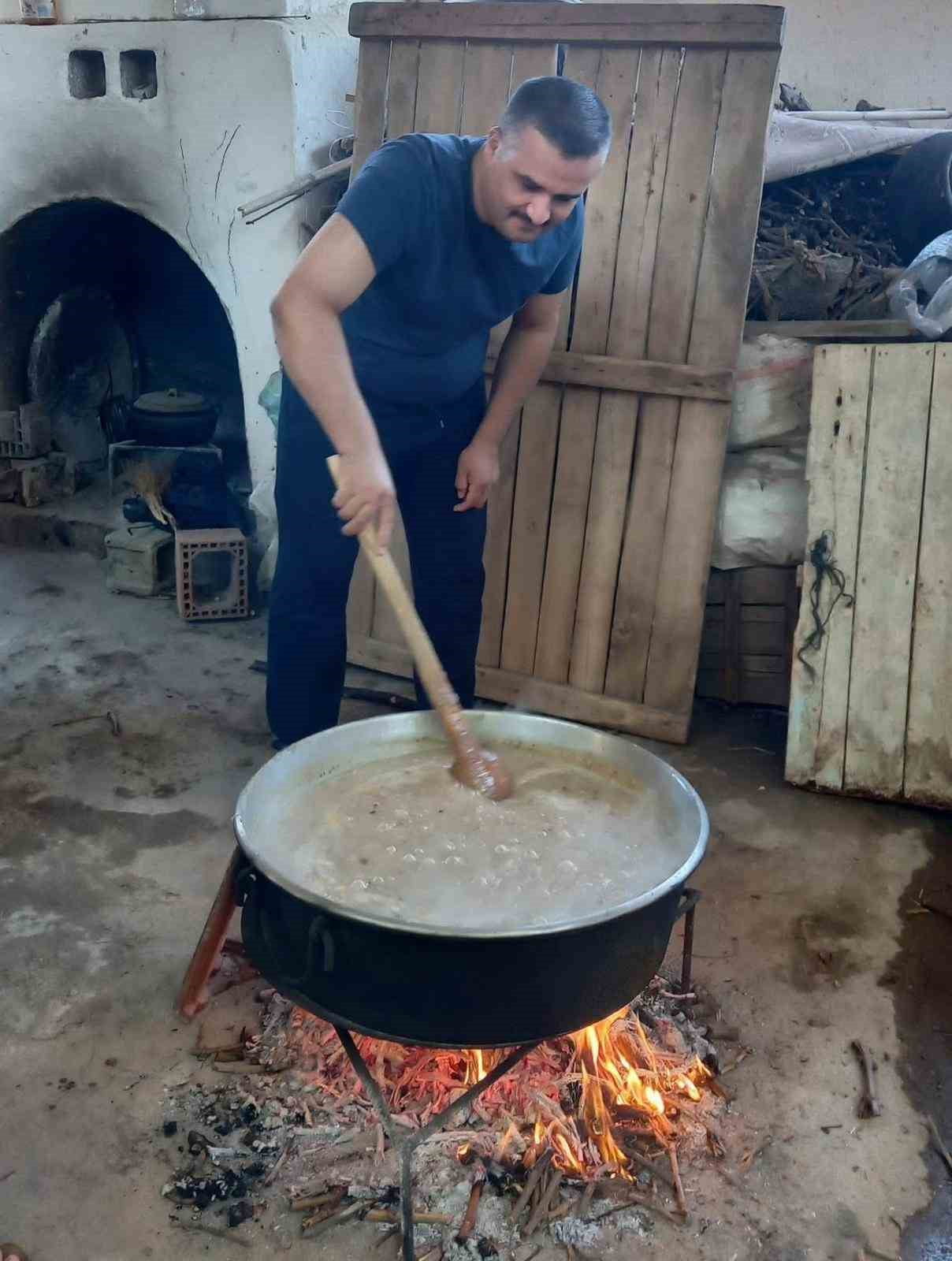 MUHARREM AYININ BEREKETİ SARIGÖL’DE SOFRALARA TAŞINDI. EVLERDE VE HAYIRSEVERLER TARAFINDAN KURULAN...