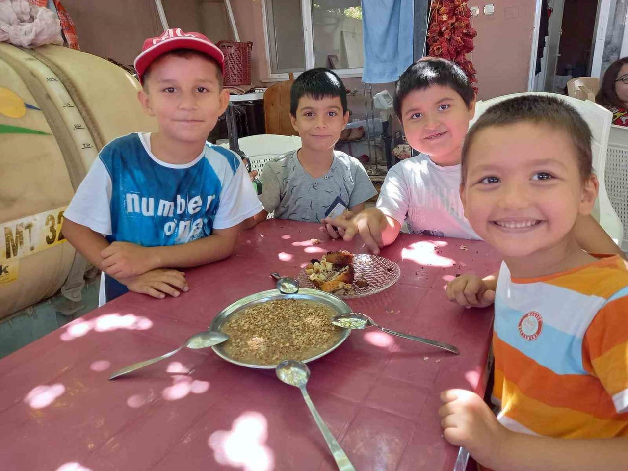 MUHARREM AYININ BEREKETİ SARIGÖL’DE SOFRALARA TAŞINDI. EVLERDE VE HAYIRSEVERLER TARAFINDAN KURULAN...