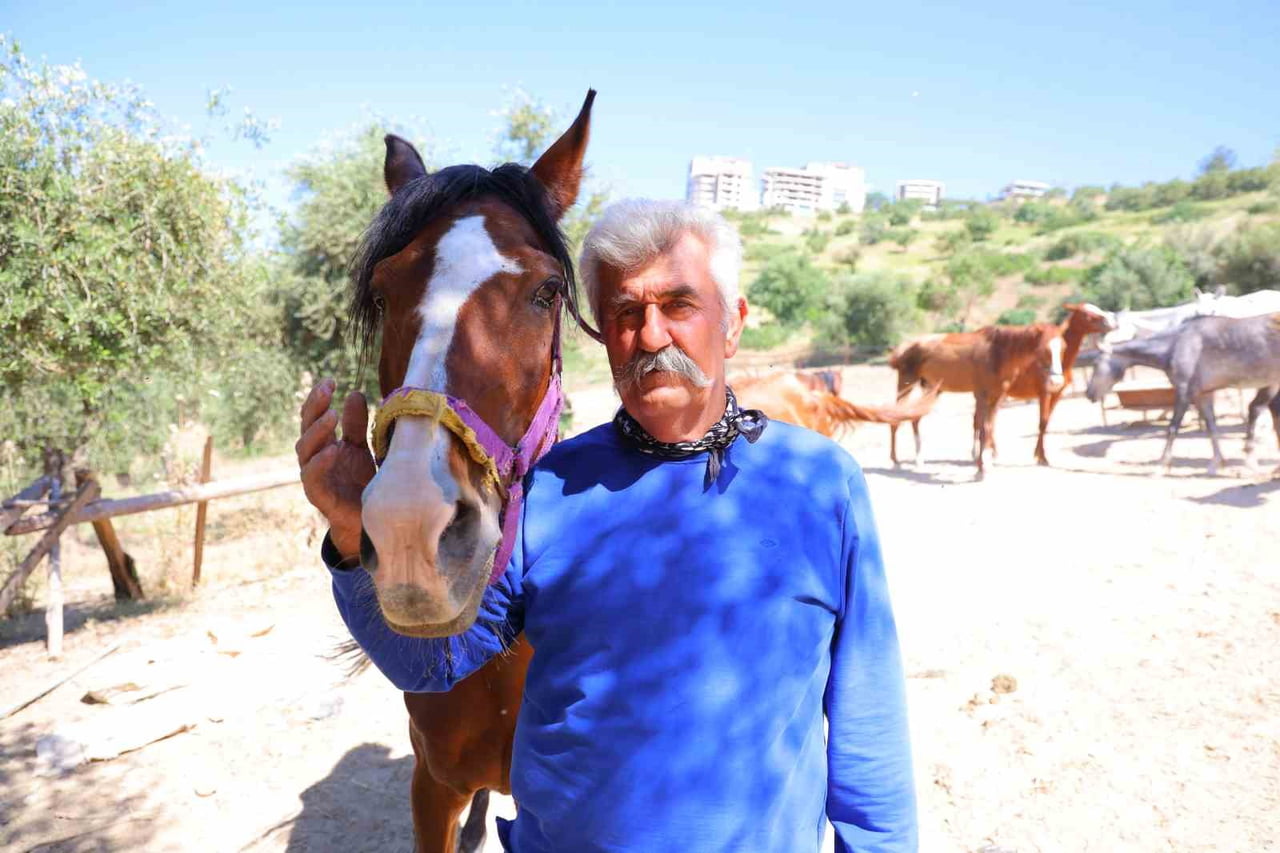 MUHSİN KILIÇSALLAYAN, KENDİSİNE TESLİM EDİLEN ATLARINI TESLİM ALIRKEN TRAFİK POLİSLERİNE TEŞEKKÜR...