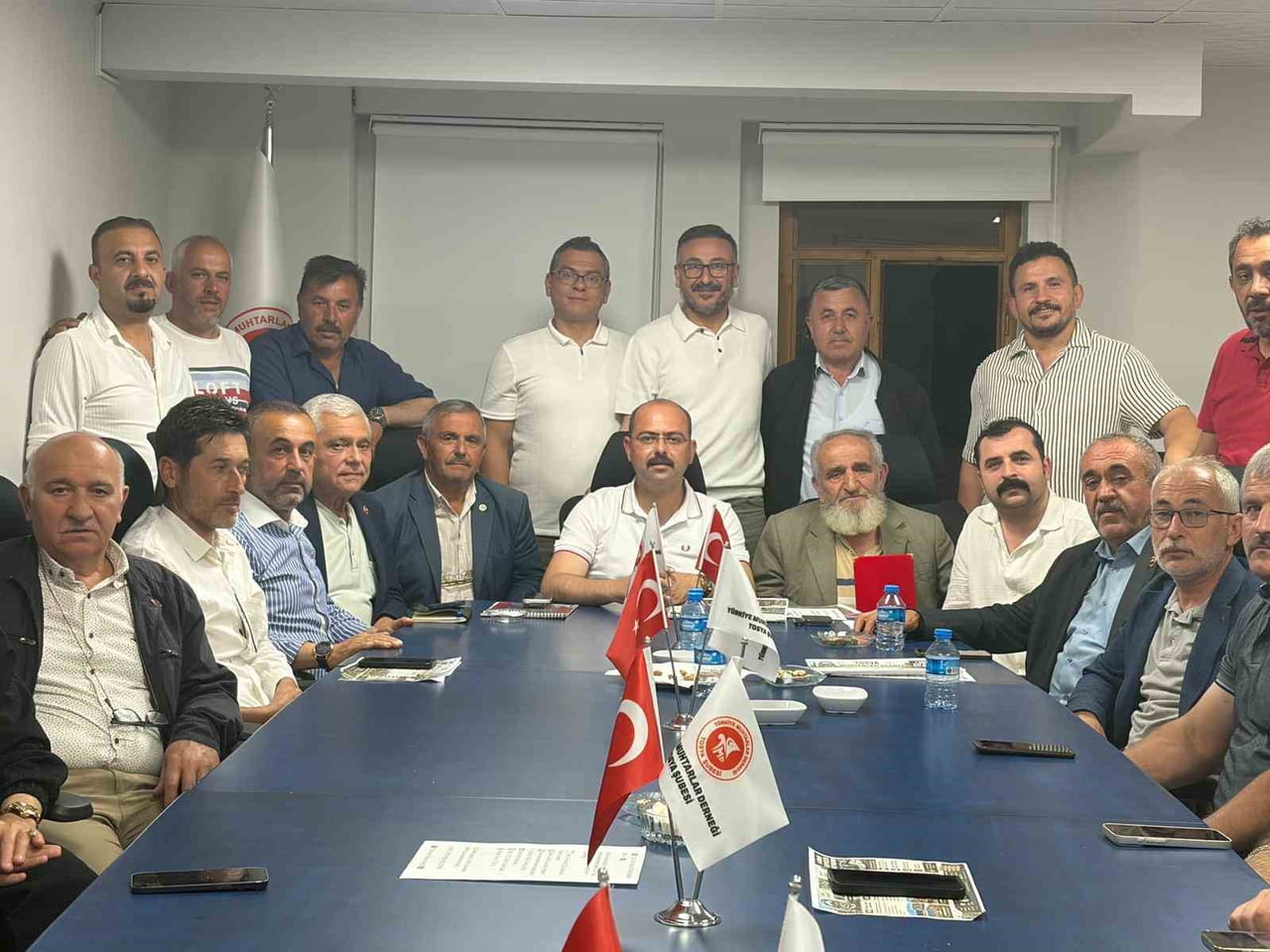 MUHTARLARLA BİR ARAYA GELEREK İSTİŞAREDE BULUNAN TOSYA BELEDİYE BAŞKANI VOLKAN KAVAKLIGİL, "YEREL...