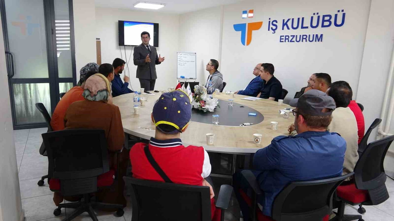 MÜLAKATLARA KATILAN ADAYLAR, GÖRÜŞMELER ÖNCESİNDE İŞKUR PERSONELİ TARAFINDAN VERİLEN EĞİTİMLERLE...