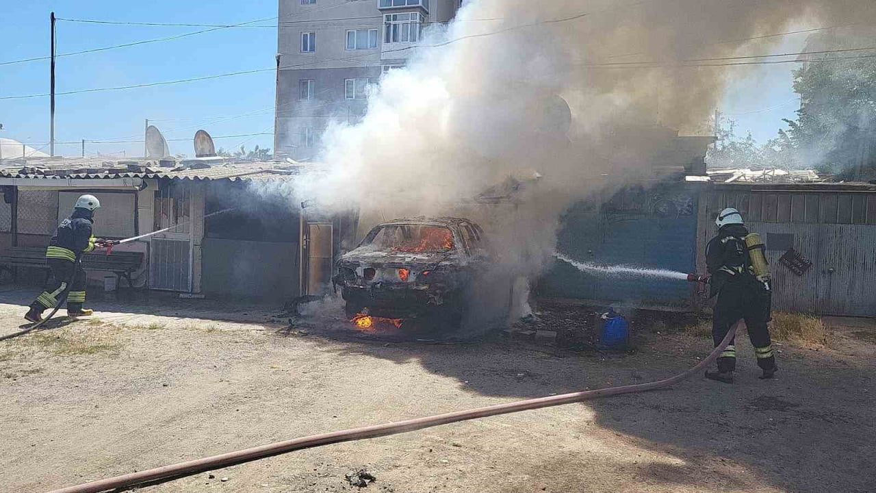MURATLI İLÇESİNDE BİR OTOMOBİL ALEVLERE TESLİM OLDU