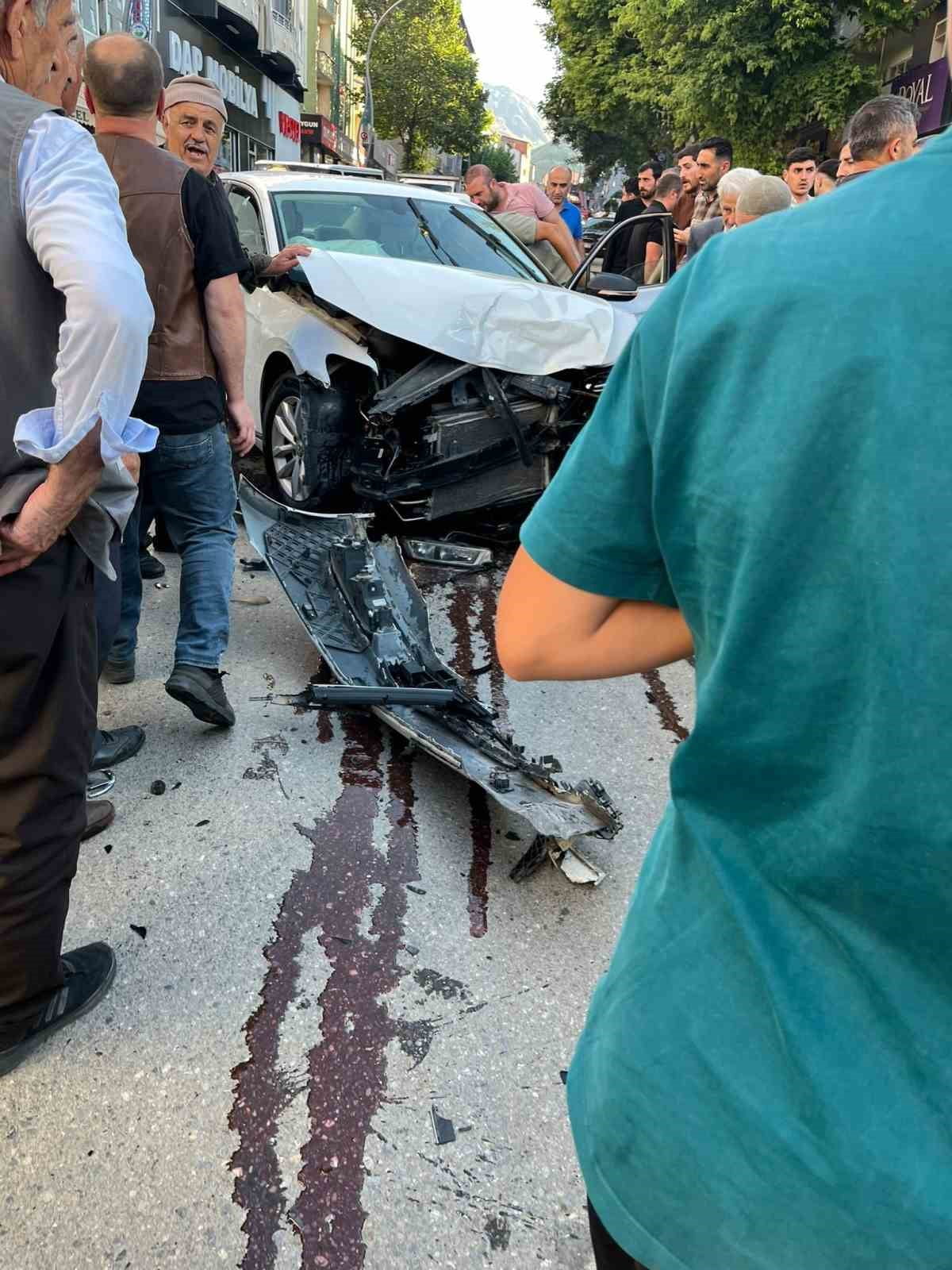 MUŞ'TA 3 ARACIN KARIŞTIĞI ZİNCİRLEME KAZA