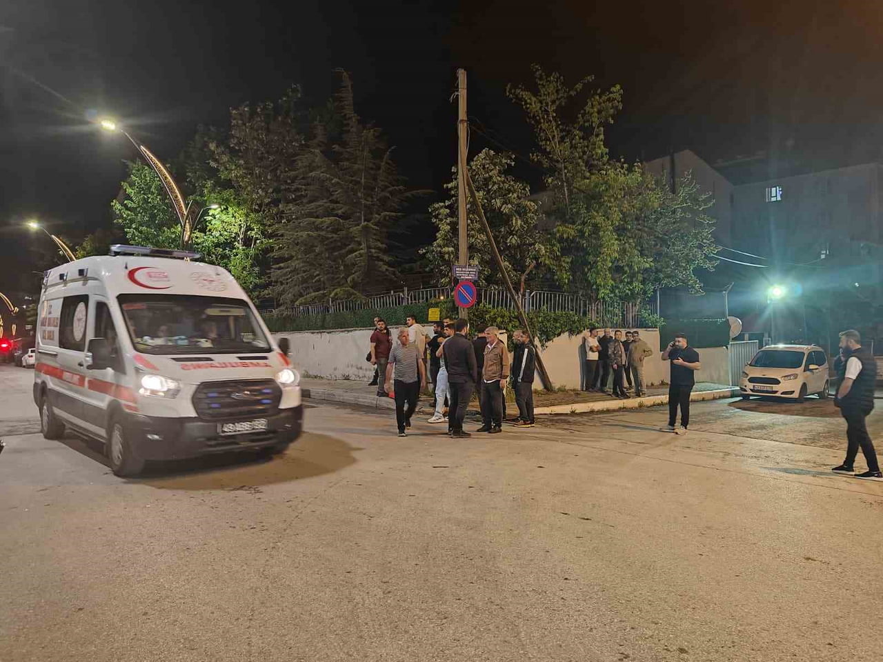 MUŞ'TA KARDEŞİNİ SİLAHLA YARALAYAN VE ARDINDAN EVE KAPANAN ŞÜPHELİ, ÖZEL HAREKAT EKİPLERİNİN...