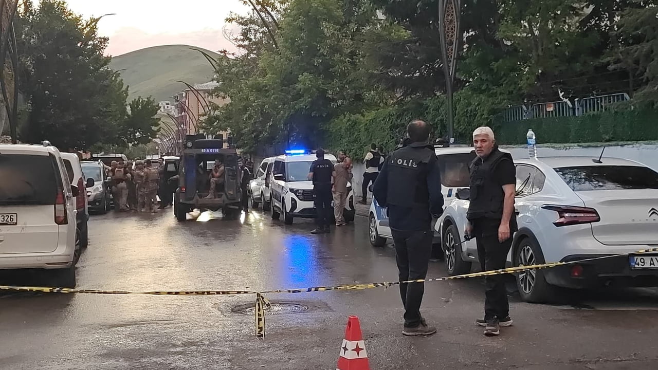MUŞ'TA KARDEŞİNİ SİLAHLA YARALAYAN VE ARDINDAN EVE KAPANAN ŞÜPHELİ, ÖZEL HAREKAT EKİPLERİNİN...