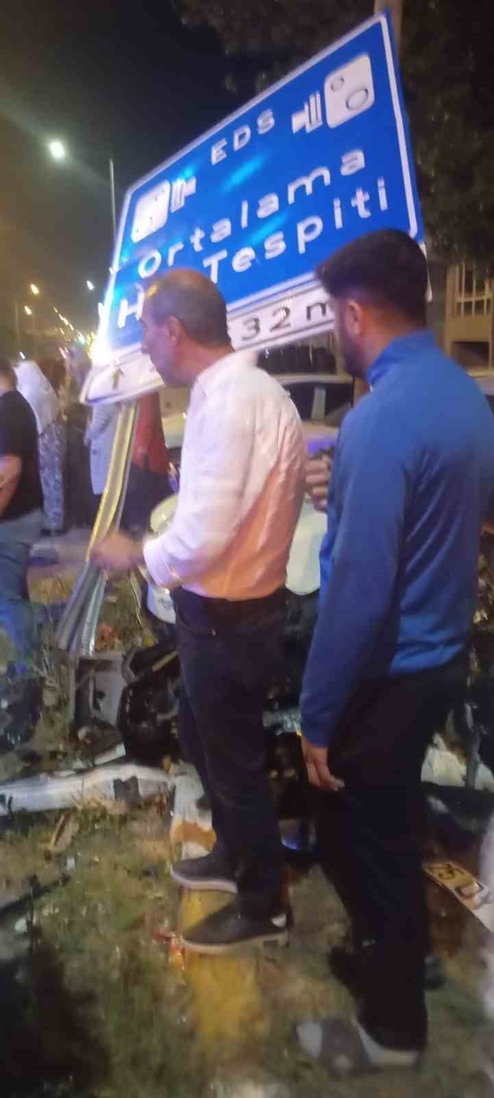 MUŞ'TA KONTROLDEN ÇIKAN OTOMOBİLİN PARK HALİNDEKİ ARAÇLARA ÇARPIP, ARDINDAN ELEKTRONİK DENETLEME...