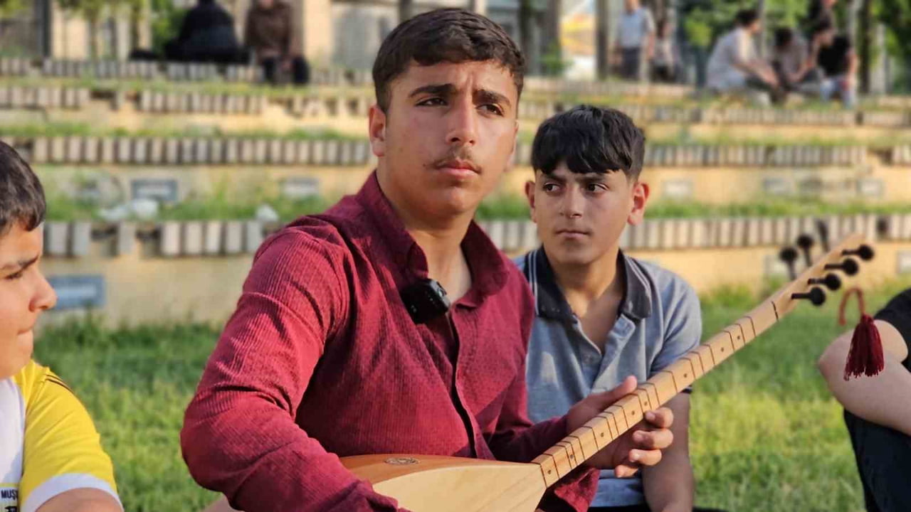 MUŞ'TA YAŞAYAN 14 YAŞINDAKİ ORTAOKUL ÖĞRENCİSİ, KENDİ KENDİNE ÖĞRENDİĞİ BAĞLAMA İLE ÇOCUKLARA...