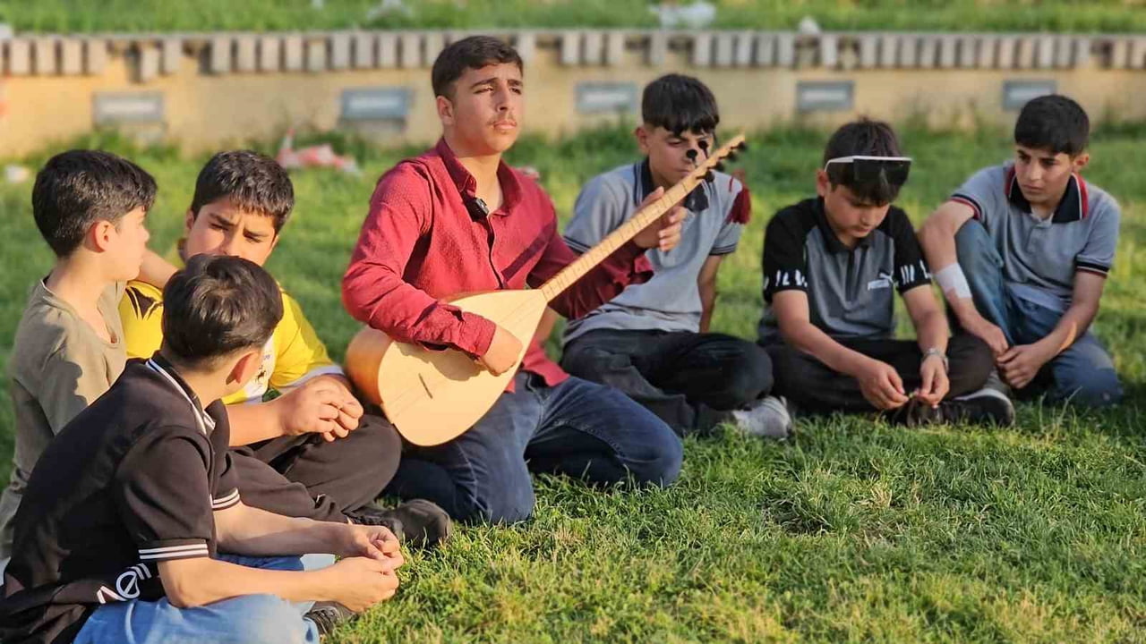 MUŞ'TA YAŞAYAN 14 YAŞINDAKİ ORTAOKUL ÖĞRENCİSİ, KENDİ KENDİNE ÖĞRENDİĞİ BAĞLAMA İLE ÇOCUKLARA...