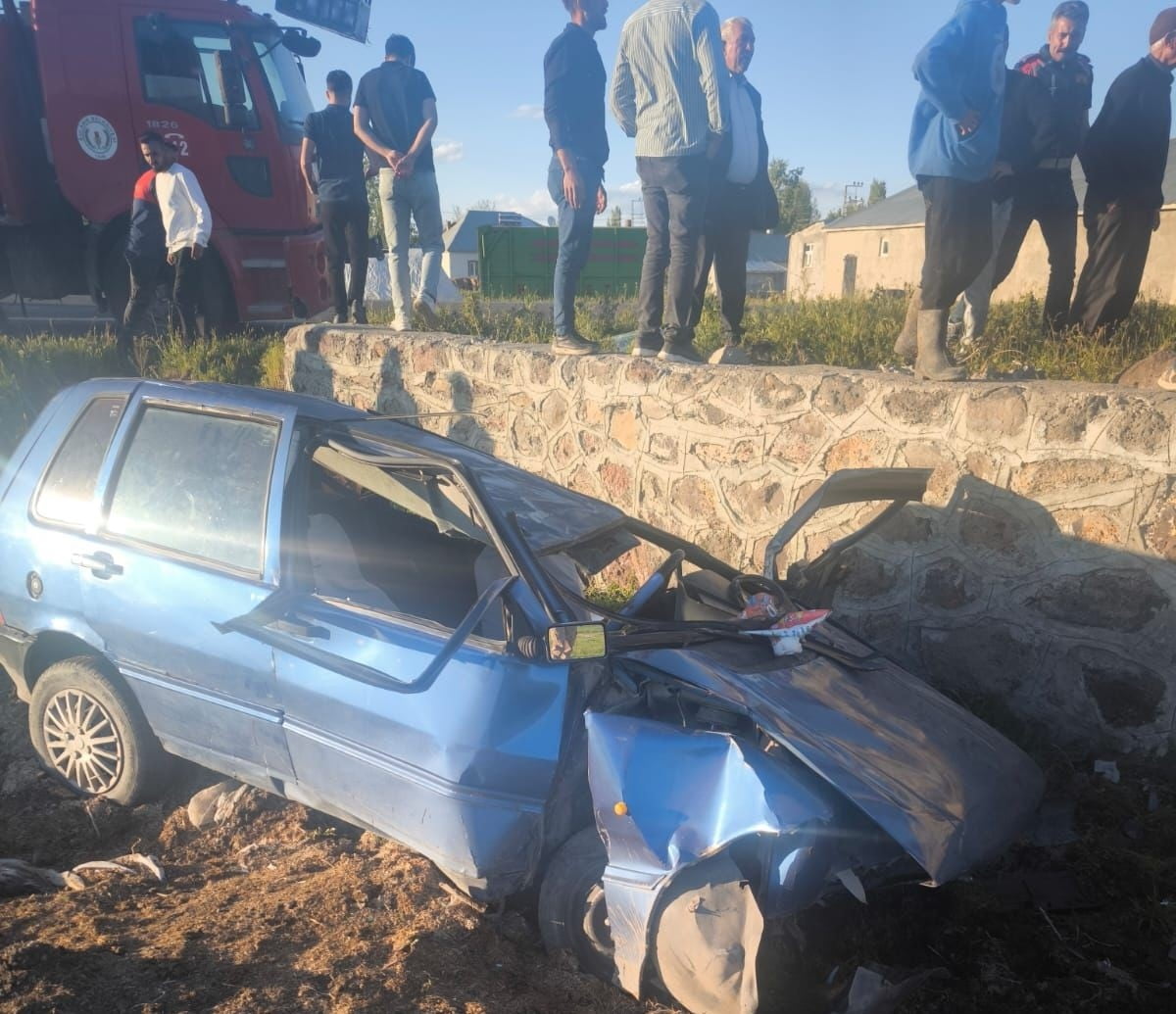MUŞ'UN BULANIK İLÇESİNDE KONTROLDEN ÇIKAN OTOMOBİLİN DUVARA ÇARPIP ŞARAMPOLE YUVARLANMASI SONUCU...