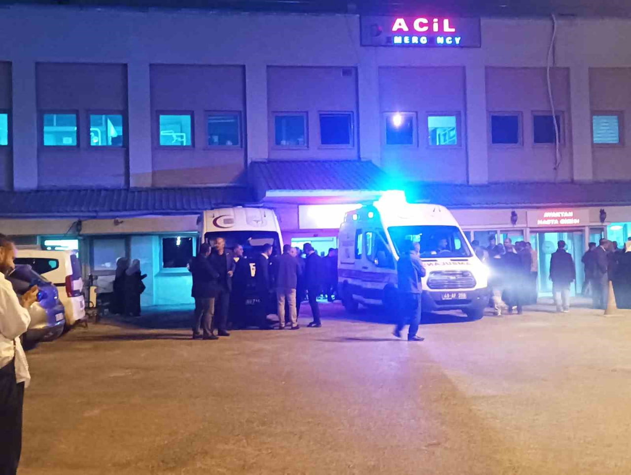 MUŞ'UN BULANIK İLÇESİNDE KONTROLDEN ÇIKAN OTOMOBİLİN DUVARA ÇARPIP ŞARAMPOLE YUVARLANMASI SONUCU...