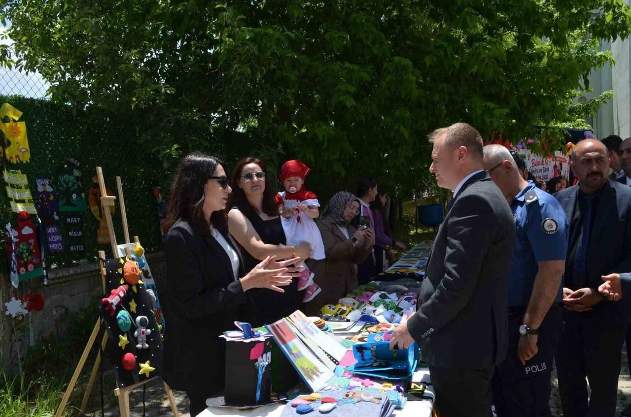 MUŞ'UN BULANIK İLÇESİNDEKİ KIZ MESLEKİ VE TEKNİK ANADOLU LİSESİ ÖĞRENCİLERİ TARAFINDAN HAZIRLANAN...