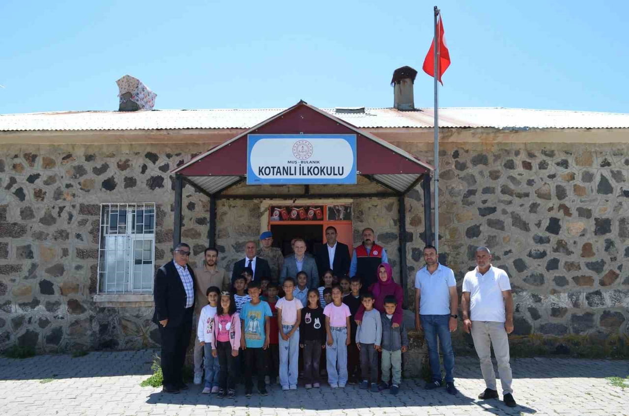 MUŞ'UN BULANIK KAYMAKAMI ÖMER ÖVÜNÇ KOŞANSU, KÖY KÖY GEZEREK VATANDAŞLARIN TALEBİNİ...