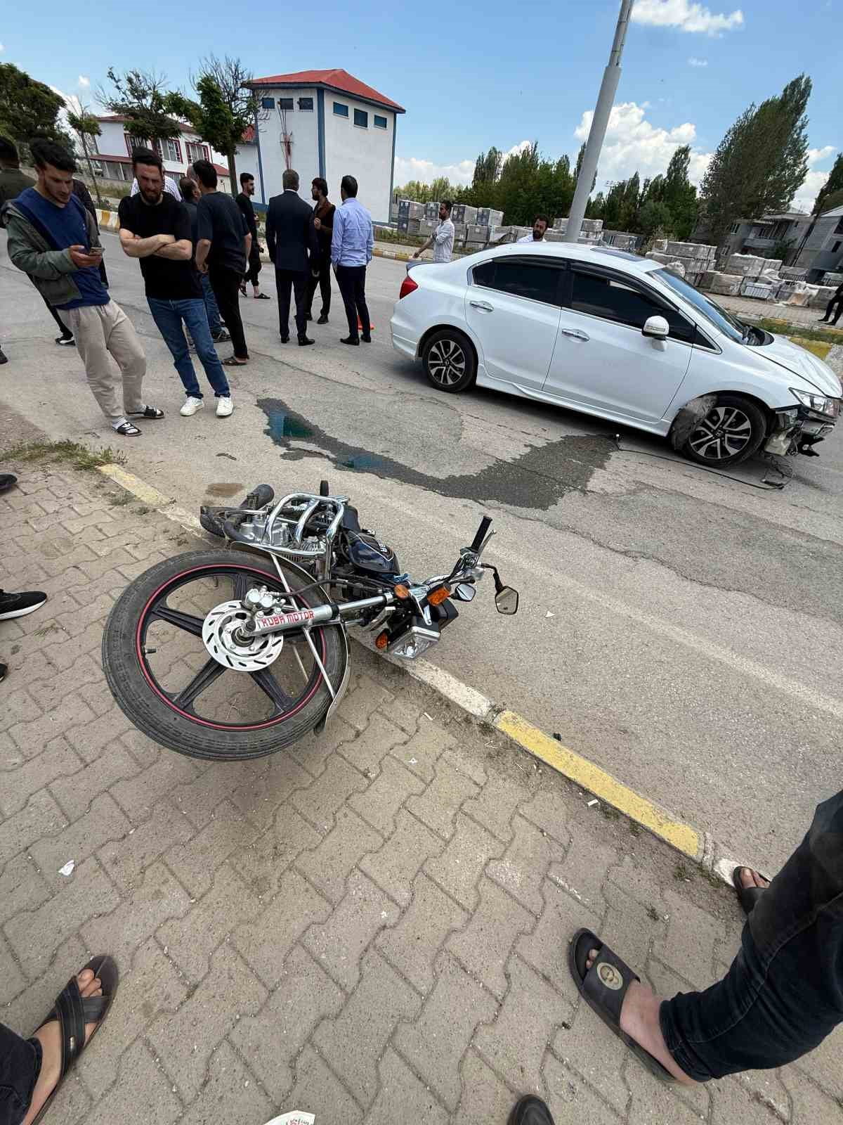 MUŞ'UN HASKÖY İLÇESİNDE OTOMOBİL İLE MOTOSİKLETİN ÇARPIŞMASI SONUCU MEYDANA GELEN TRAFİK KAZASINDA...
