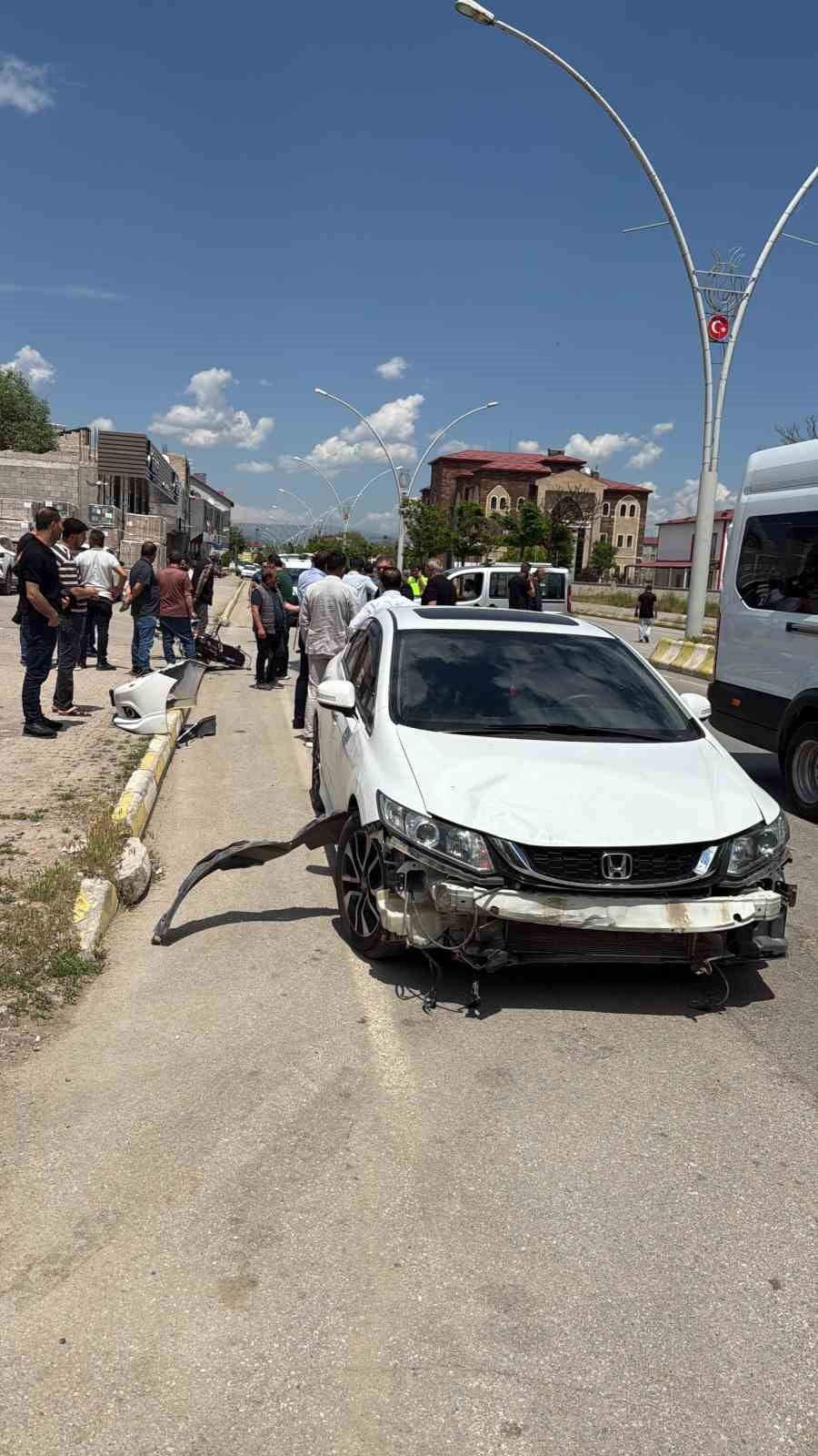 MUŞ'UN HASKÖY İLÇESİNDE OTOMOBİL İLE MOTOSİKLETİN ÇARPIŞMASI SONUCU MEYDANA GELEN TRAFİK KAZASINDA...