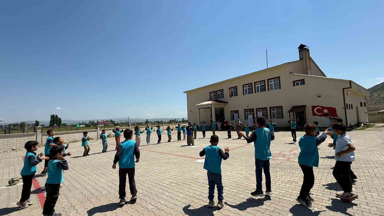 MUŞ'UN HASKÖY İLÇESİNDE "MERKEZİN HER YERDE" PROJESİ KAPSAMINDA ŞEHİT ERKAN SELÇUK ORTAOKULU'NDAKİ...