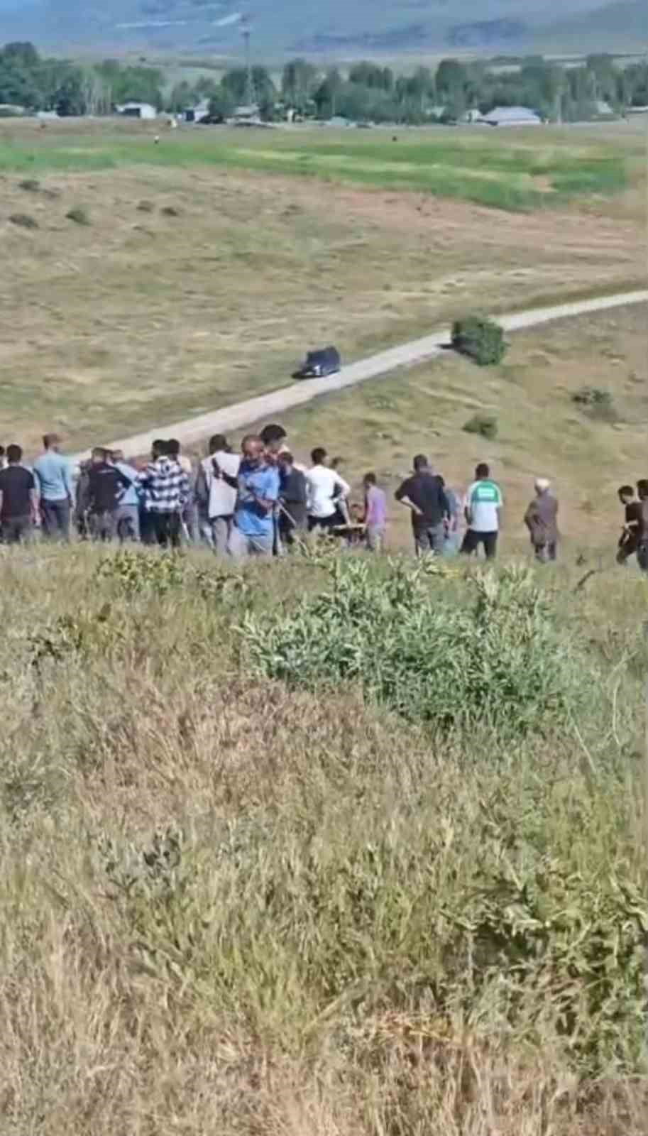 MUŞ MERKEZE BAĞLI BOSTANKENT KÖYÜ İLE KEÇİDERE KÖYÜ ARASINDA UZUN SÜREDİR DEVAM EDEN ARAZİ...