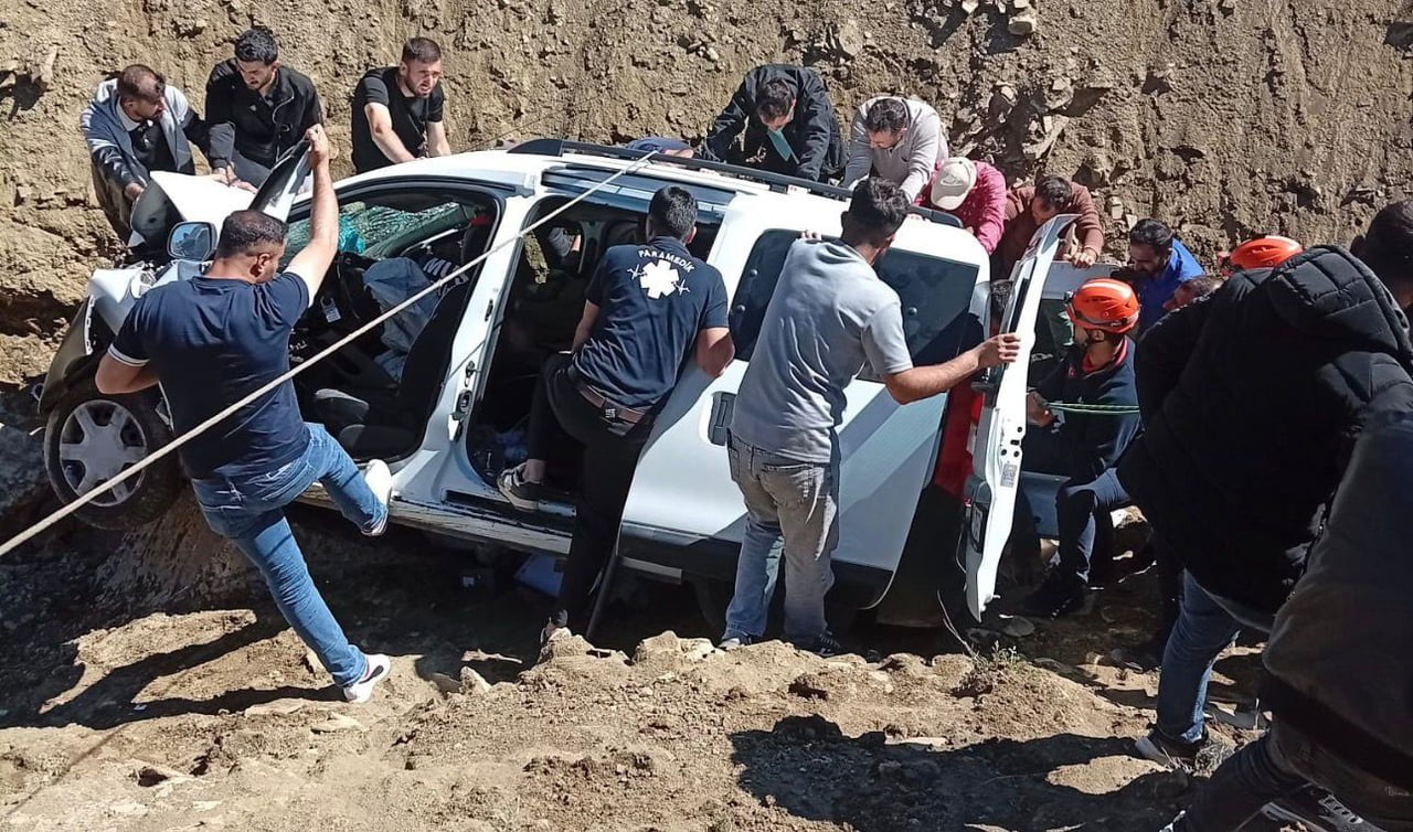 MUŞ MERKEZE BAĞLI YAZLA KÖYÜ YAKINLARINDA MEYDANA GELEN TRAFİK KAZASINDA KONTROLDEN ÇIKARAK DEREYE...
