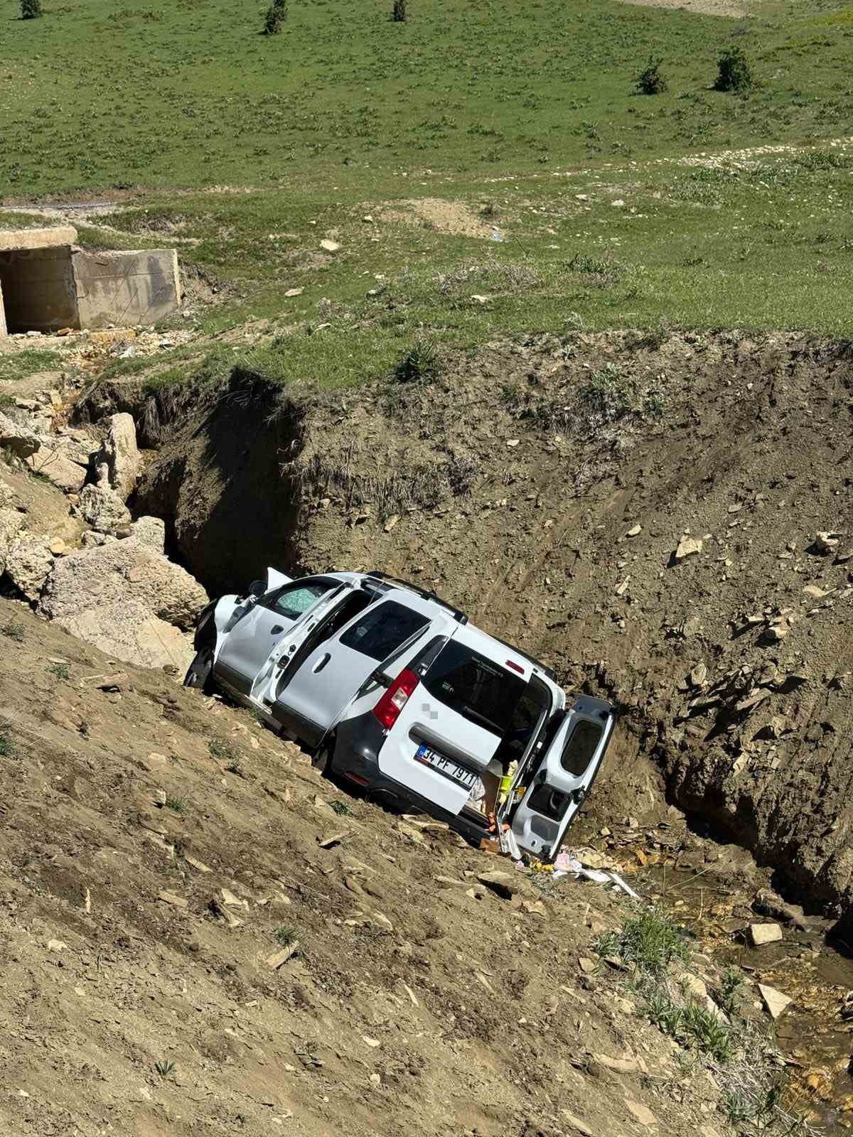 MUŞ MERKEZE BAĞLI YAZLA KÖYÜ YAKINLARINDA MEYDANA GELEN TRAFİK KAZASINDA KONTROLDEN ÇIKARAK DEREYE...