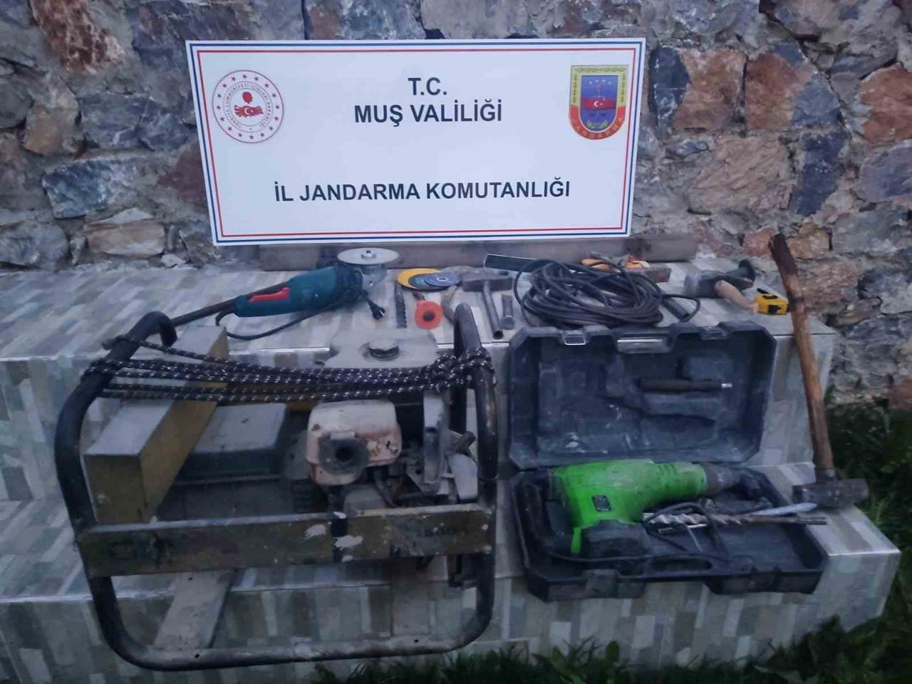 MUŞ’TA JANDARMA EKİPLERİNCE DÜZENLENEN OPERASYONDA KAÇAK KAZI YAPTIĞI DEĞERLENDİRİLEN 3 ŞÜPHELİ...