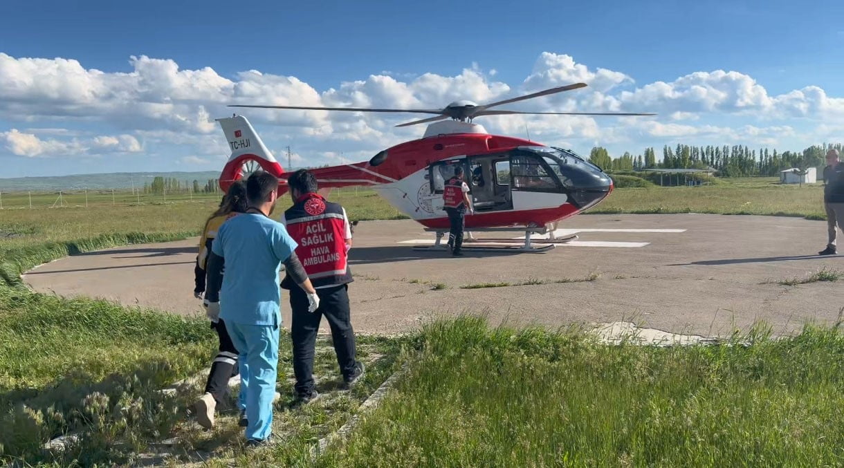 MUŞ’UN MALAZGİRT İLÇESİNDE RAHATSIZLANAN 21 AYLIK ECRİN, İLERİ TETKİK VE TEDAVİ İÇİN HELİKOPTER...