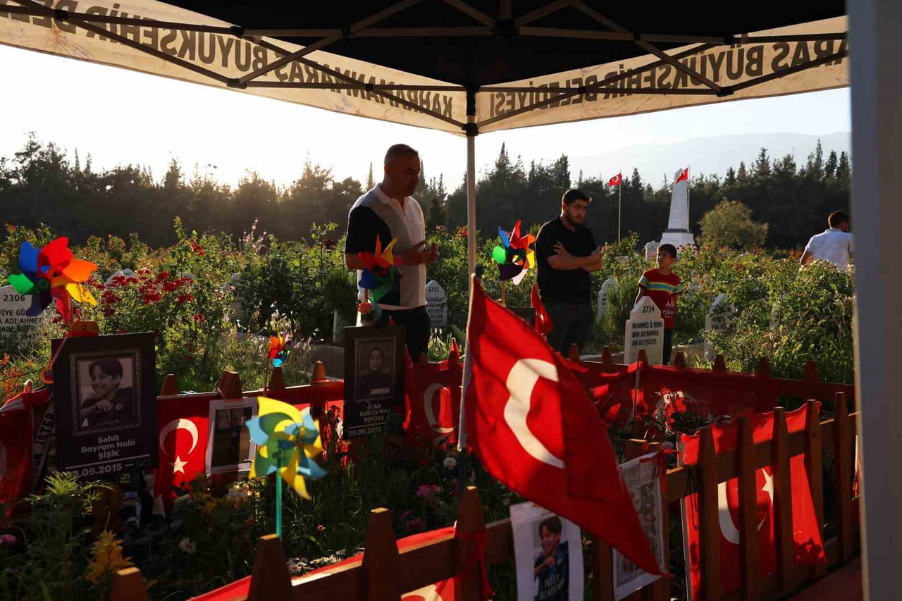 MUSTAFA GÜNGÖR OĞLUNUN MEZARI BAŞINDA DUA ETTİ
