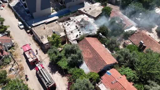 Müstakil ev alevlere teslim oldu, bitişiğindeki diğer evlere sıçramadan söndürüldü