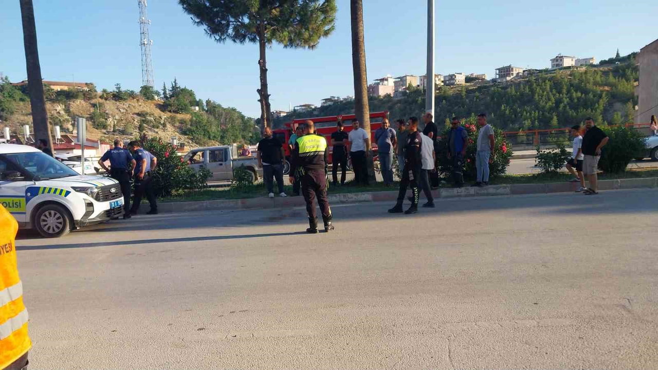 MUT İLÇESİNDE SEYİR HALİNDEKİ MOTOSİKLETİN ORTA REFÜJDEKİ TRAFİK LEVHASINA ÇARPMASI SONUCU MEYDANA...