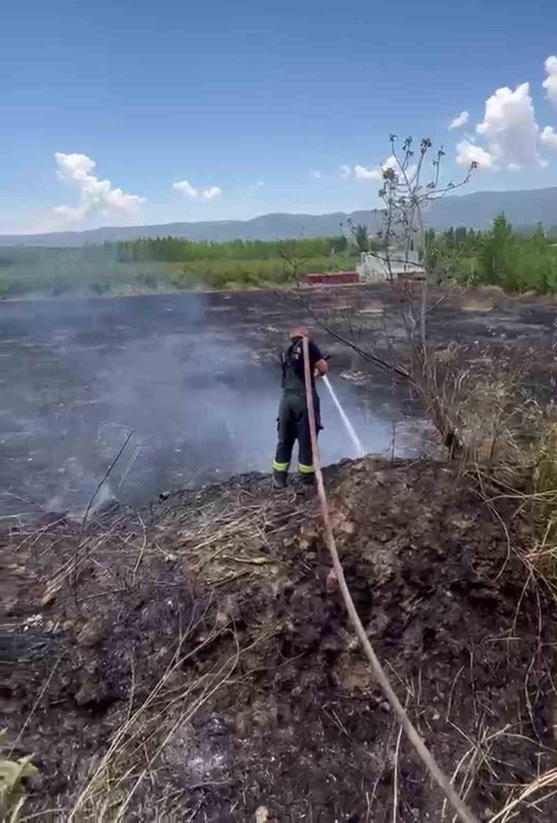 MUT İLÇESİNE BAĞLI KURTSUYU MAHALLESİ’NDE ÇIKAN BAHÇE YANGININDA YAKLAŞIK 15 DÖNÜM ARAZİ ZARAR...