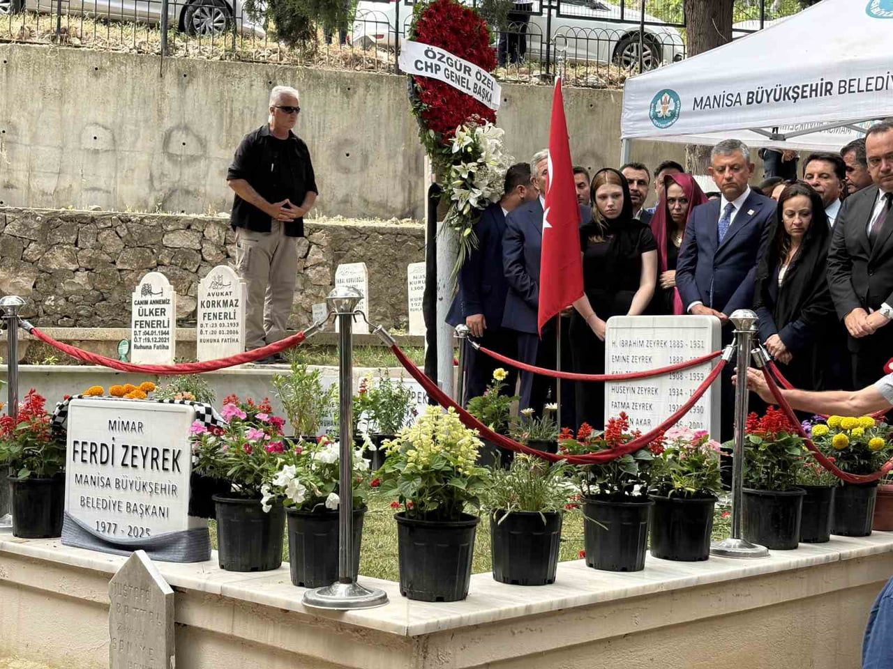MUTLAK BUTLAN KARARIYLA CHP GENEL BAŞKANLIĞINDAN ALINAN ÖZGÜR ÖZEL İLE ANKARA BÜYÜKŞEHİR BELEDİYE...