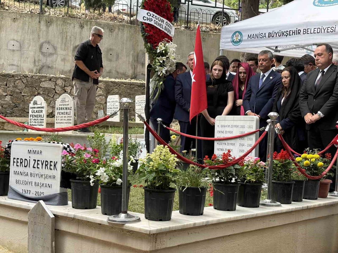 MUTLAK BUTLAN KARARIYLA CHP GENEL BAŞKANLIĞINDAN ALINAN ÖZGÜR ÖZEL İLE ANKARA BÜYÜKŞEHİR BELEDİYE...