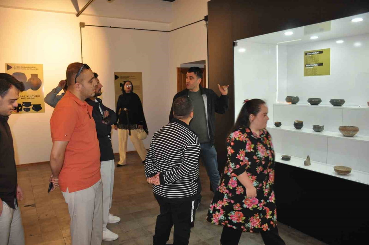 MÜZELER HAFTASI KAPSAMINDA MUŞ MÜZESİ’Nİ ZİYARET EDEN ÖZEL BİREYLER, KENTİN TARİHÎ VE KÜLTÜREL...
