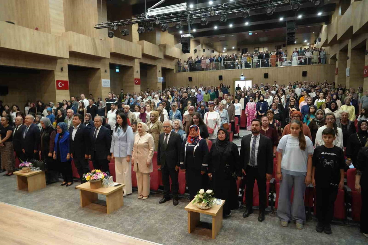 NAHİTA’NIN RENKLERİ DEFİLESİ BÜYÜK BEĞENİ TOPLADI