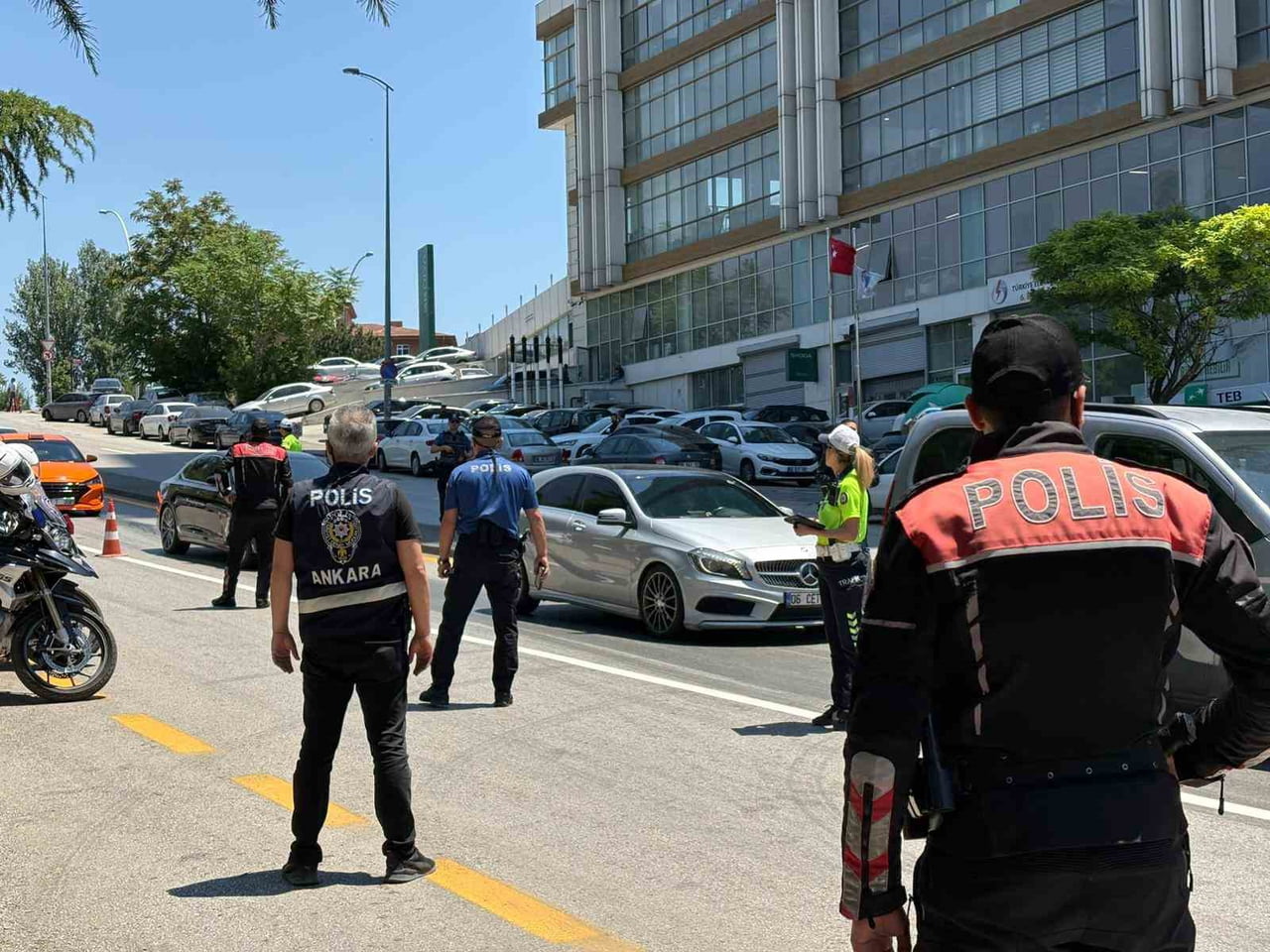 NATO LİDERLER ZİRVESİ ÖNCESİNDE ANKARA’DA GÜVENLİK TEDBİRLERİ ARTIRILIRKEN, POLİS EKİPLERİ KENTİN...