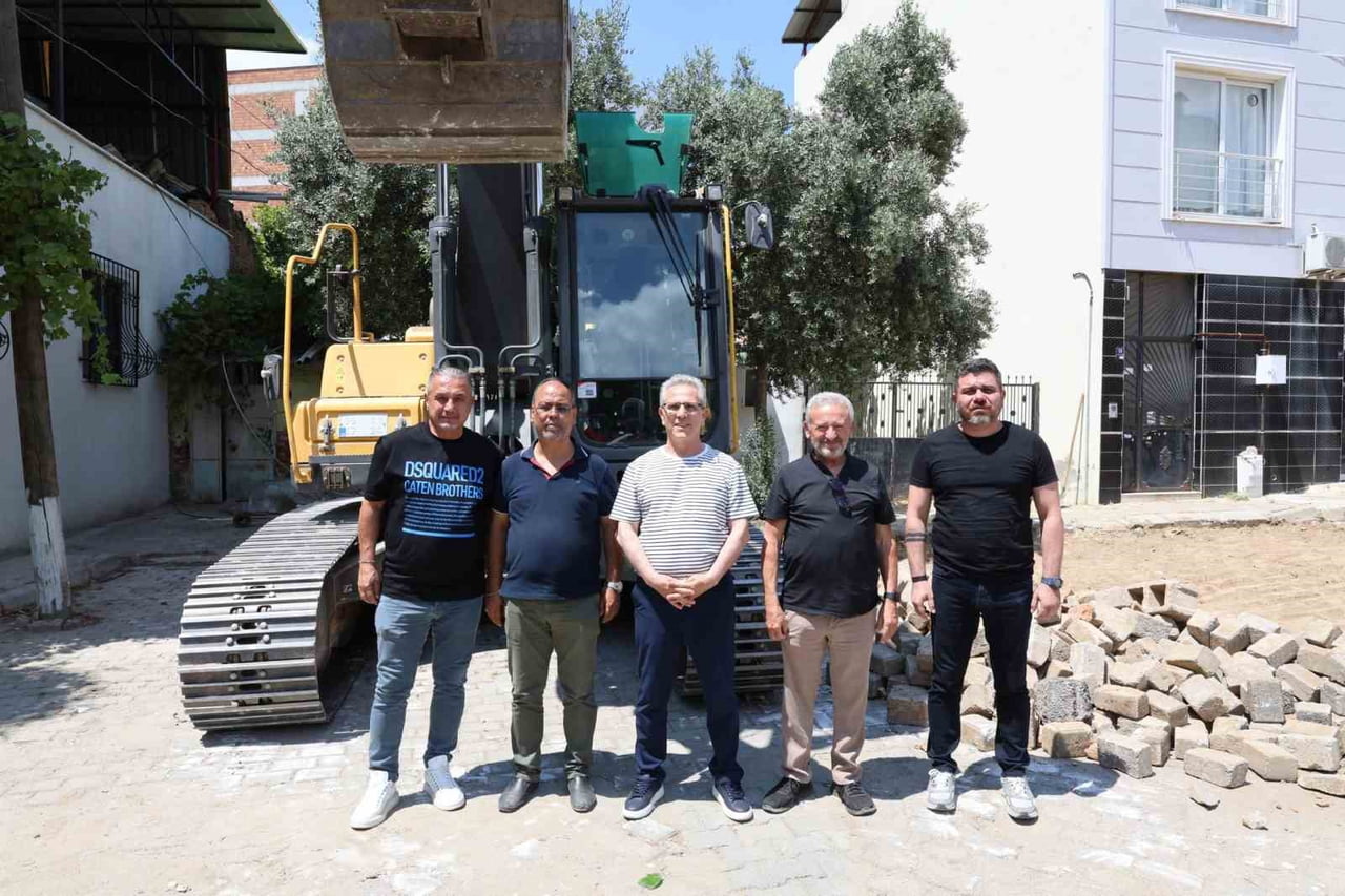 NAZİLLİ BELEDİYESİ, İLÇE GENELİNDE BAŞLATTIĞI YOL YENİLEME VE ASFALT SEFERBERLİĞİNİ ARALIKSIZ...