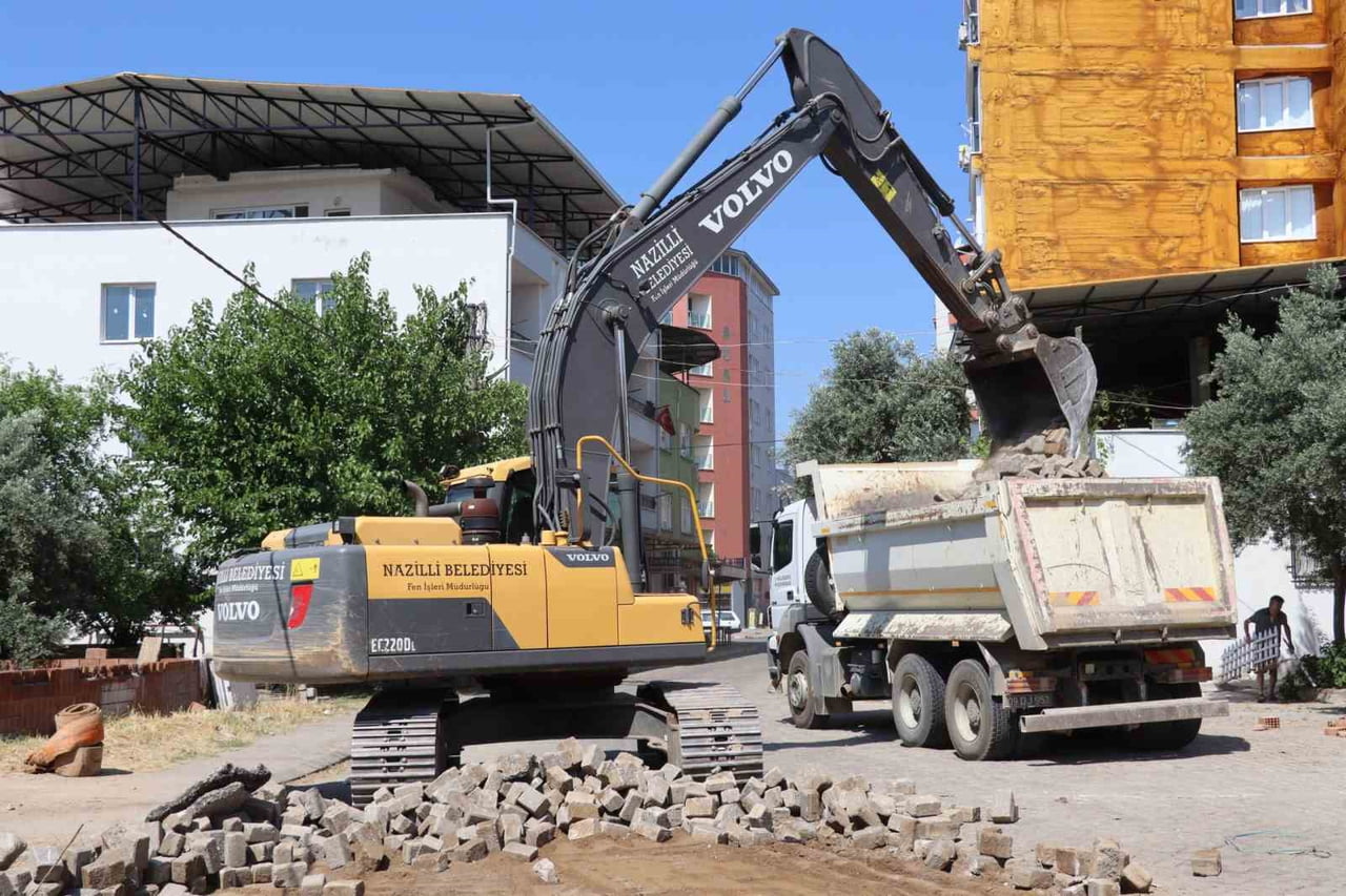 NAZİLLİ BELEDİYESİ, İLÇE GENELİNDE BAŞLATTIĞI YOL YENİLEME VE ASFALT SEFERBERLİĞİNİ ARALIKSIZ...