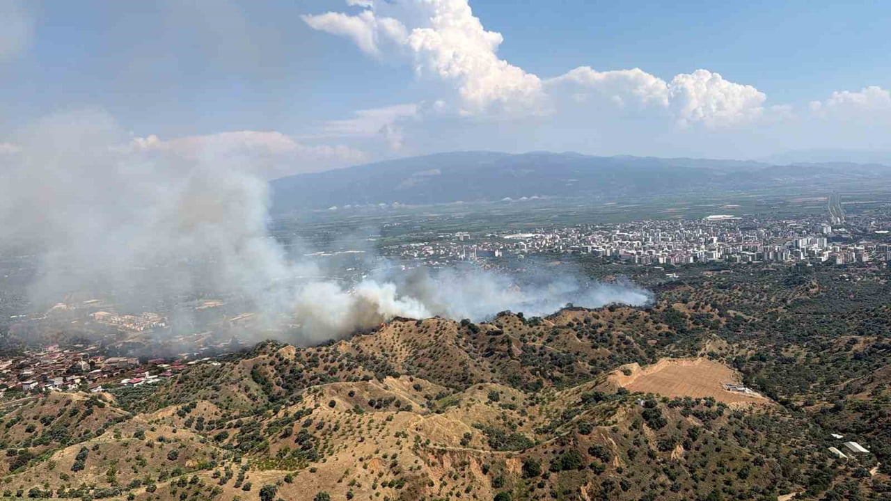 NAZİLLİ’DEKİ YANGINA 4 HELİKOPTERLE MÜDAHALE EDİLİYOR