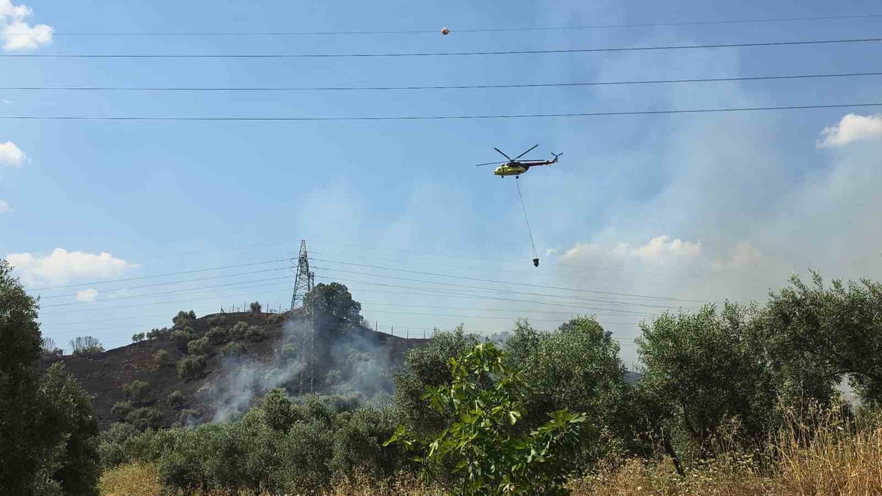 NAZİLLİ’DEKİ YANGINA 4 HELİKOPTERLE MÜDAHALE EDİLİYOR