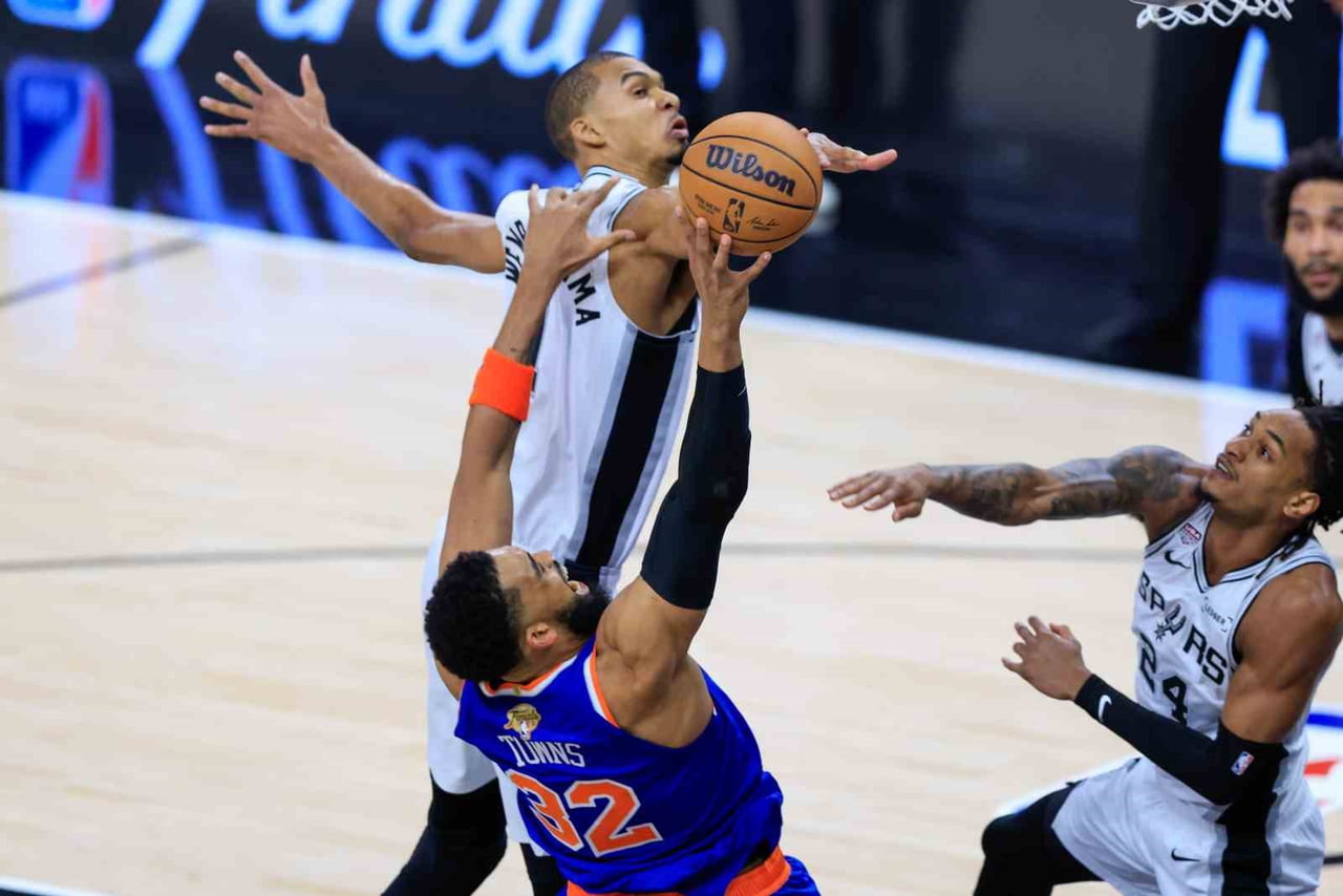 NBA FİNALİNDE NEW YORK KNİCKS, SAN ANTONİO SPURS'Ü 94-90 MAĞLUP EDEREK SERİYİ 4-1 YAPTI VE 53 YIL...